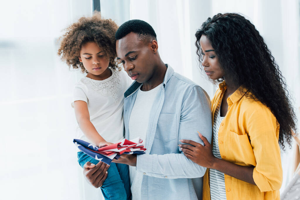 афроамериканська сім'я дивиться на прапор Америки
  - Фото, зображення