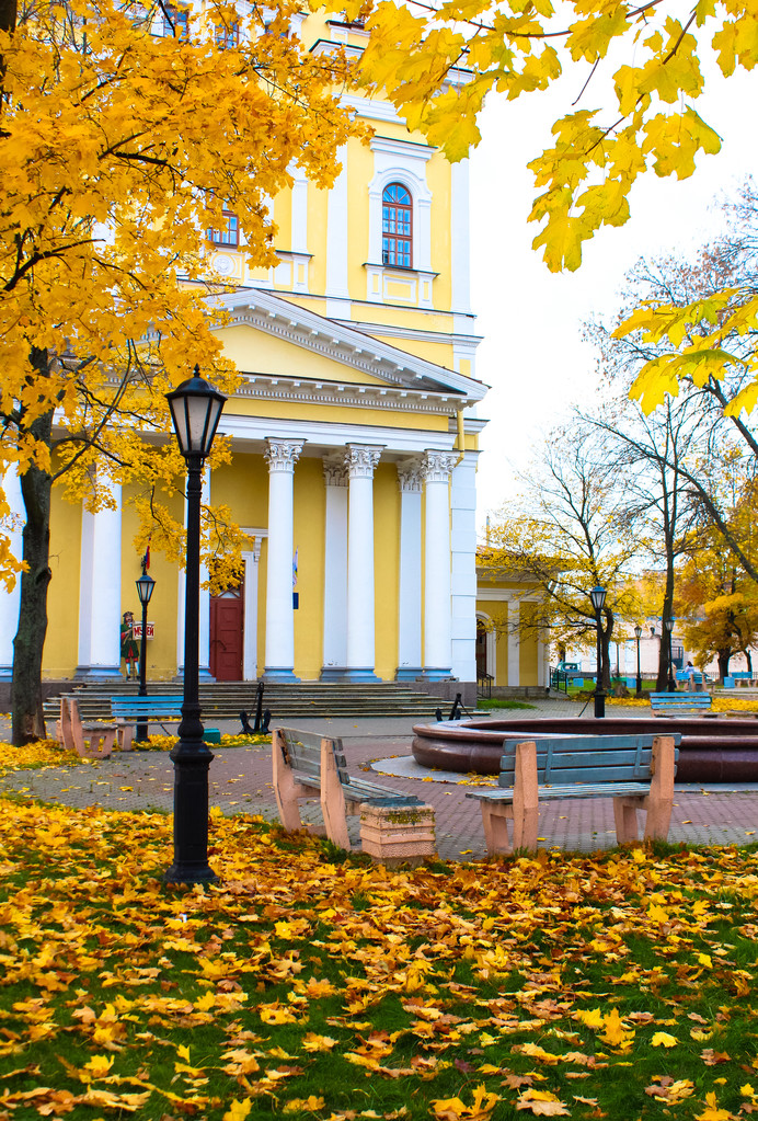 Manhã de outono no antigo parque. Kronstadt, Rússia
 - Foto, Imagem