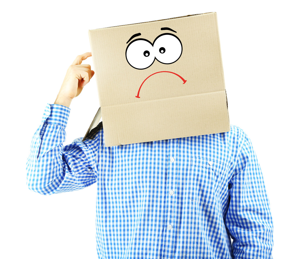 Человек с картонной коробкой на голове изолирован на белом
 - Фото, изображение