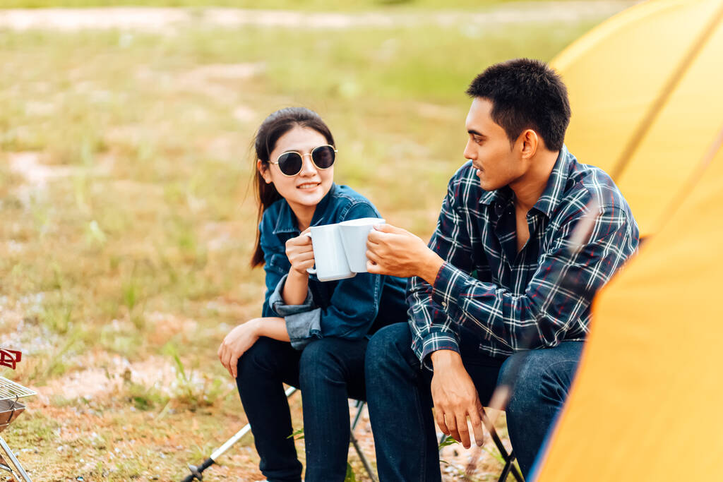 Les couples boivent du café ensemble pendant la matinée camping. - Photo, image