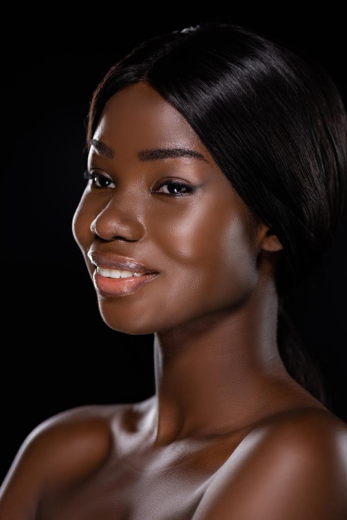 muotokuva afrikkalainen amerikkalainen alaston nainen hymyilee eristetty musta - Valokuva, kuva