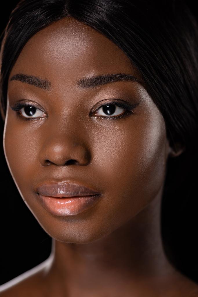 портрет афроамериканської гола жінка дивиться ізольовано на чорному
 - Фото, зображення
