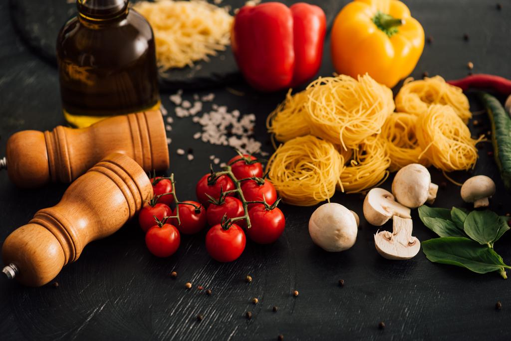 raaka Italian Capellini vihanneksia mustalla taustalla - Valokuva, kuva