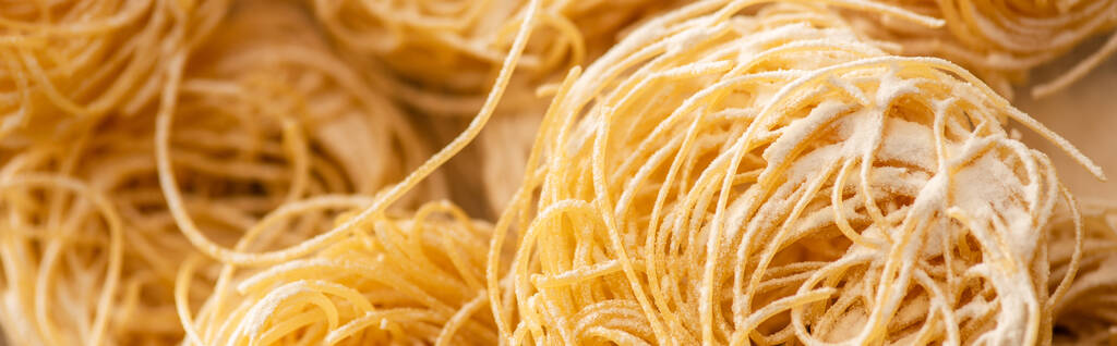 小麦粉と生のイタリアのカペリーニのビューを閉じます,パノラマショット - 写真・画像