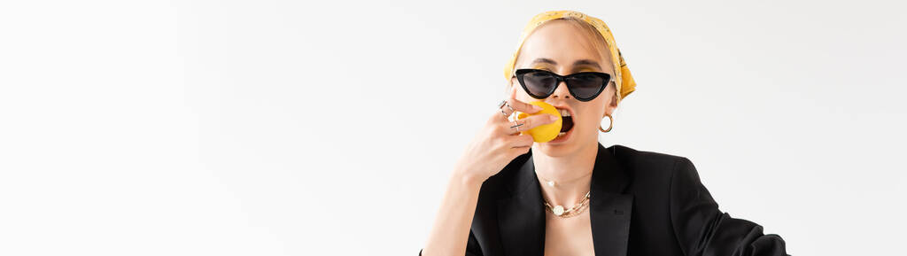 donna alla moda mordere limone isolato su bianco, colpo panoramico - Foto, immagini