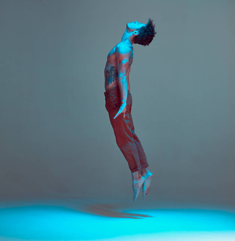 クールな若い男のブレイクダンサーのダンスヒップホップとネオンの光の中でジャンプします。ダンススクールのポスター。ブレースレッスン - 写真・画像