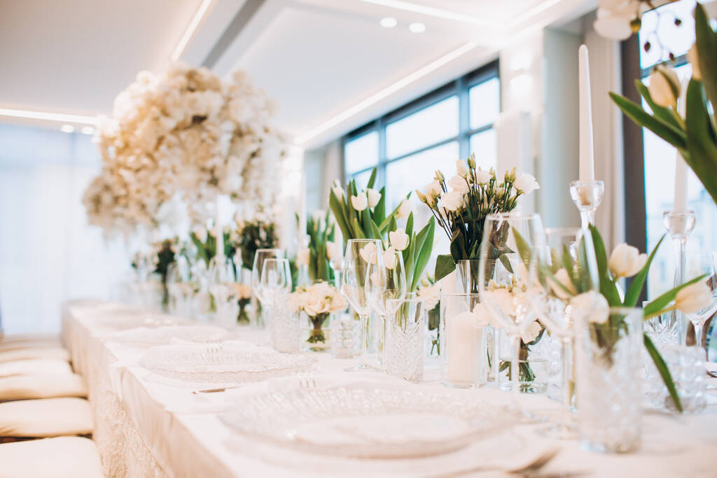 интерьер с красивым свадебным столом с белыми цветами - Фото, изображение