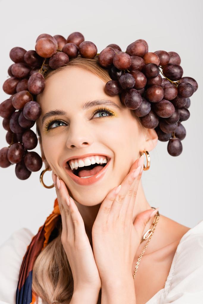 maalaismainen blondi nainen viinirypäleitä päähän nauraa eristetty valkoinen - Valokuva, kuva