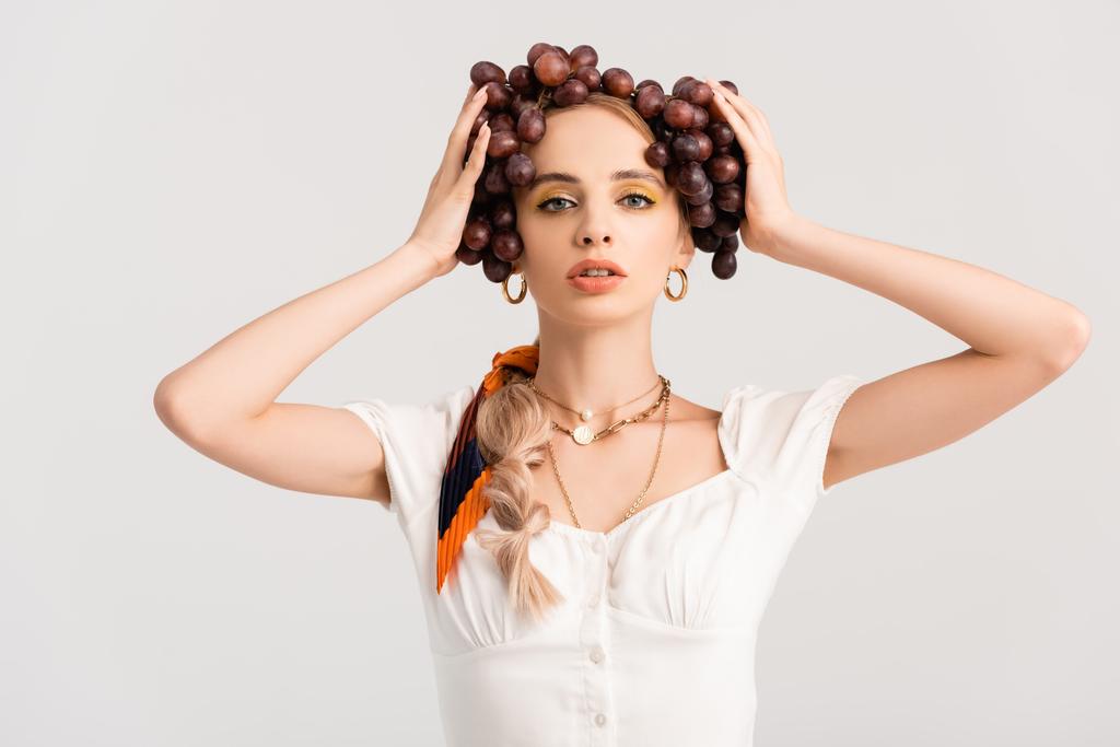 rústico mulher loira posando com uvas na cabeça isolado no branco - Foto, Imagem