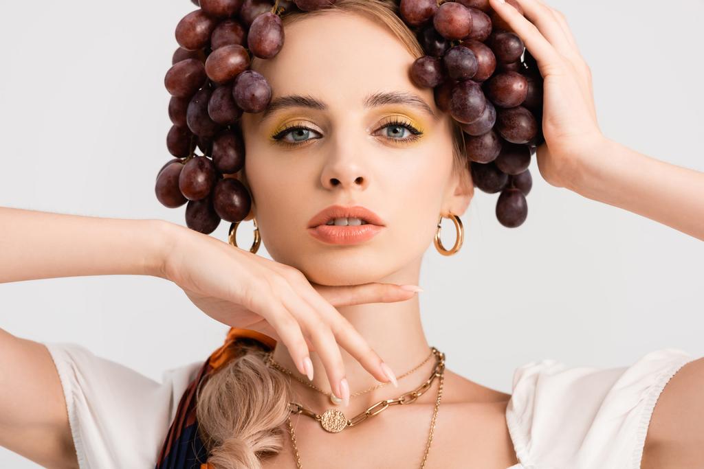 ritratto di donna bionda rustica in posa con uva sulla testa isolata su bianco - Foto, immagini