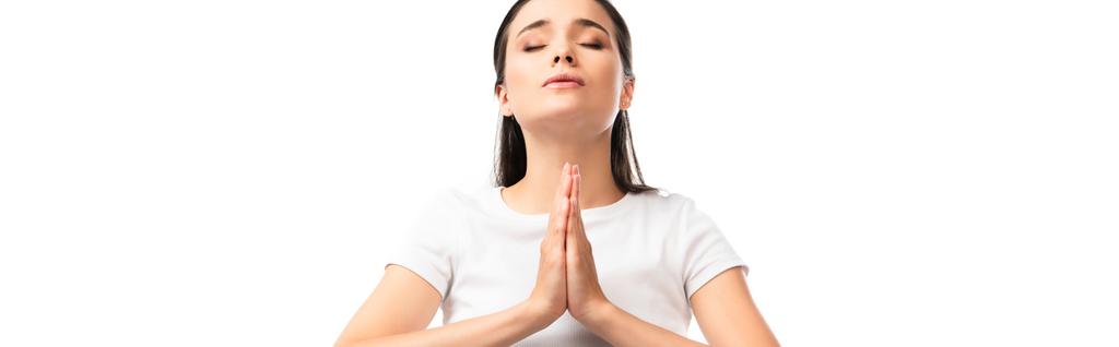 Gözü kapalı ve dua eden elleri beyaz tenli bir kadının panoramik çekimi.  - Fotoğraf, Görsel