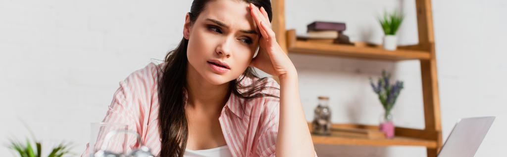 Stressgestresste junge Frau berührt Kopf  - Foto, Bild