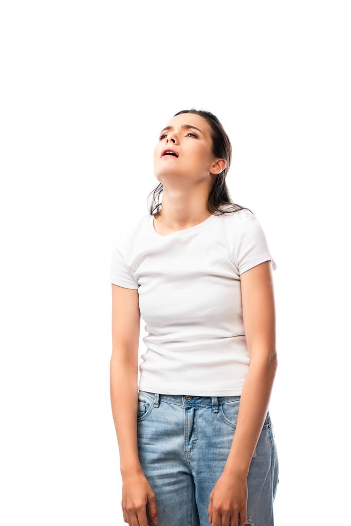 Müde Frau in weißem T-Shirt steht isoliert auf weißem Grund  - Foto, Bild