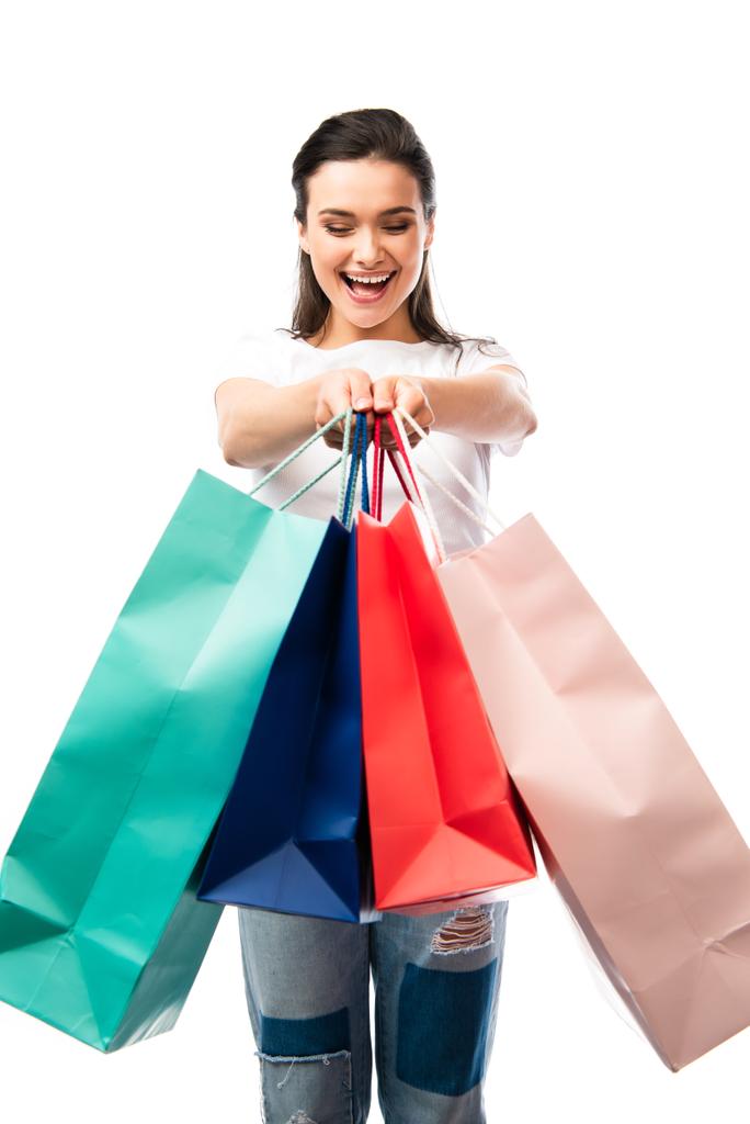 白に隔離されたショッピングバッグを持つ女性の選択的な焦点 - 写真・画像