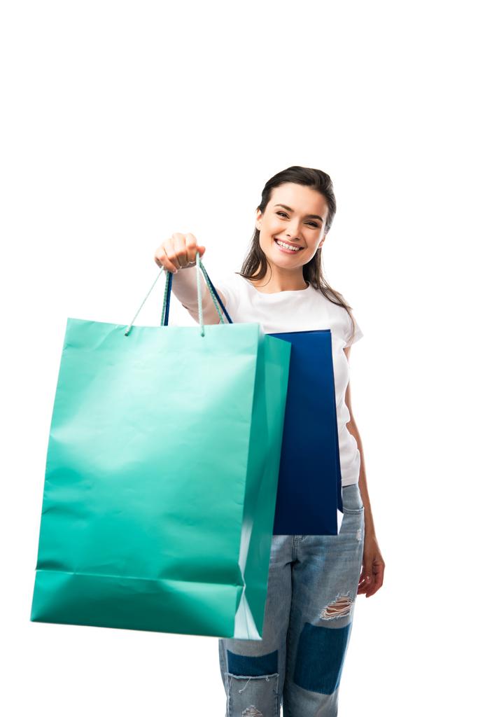 Beyaz üzerinde izole edilmiş alışveriş torbaları tutan esmer kadının seçici odağı.  - Fotoğraf, Görsel