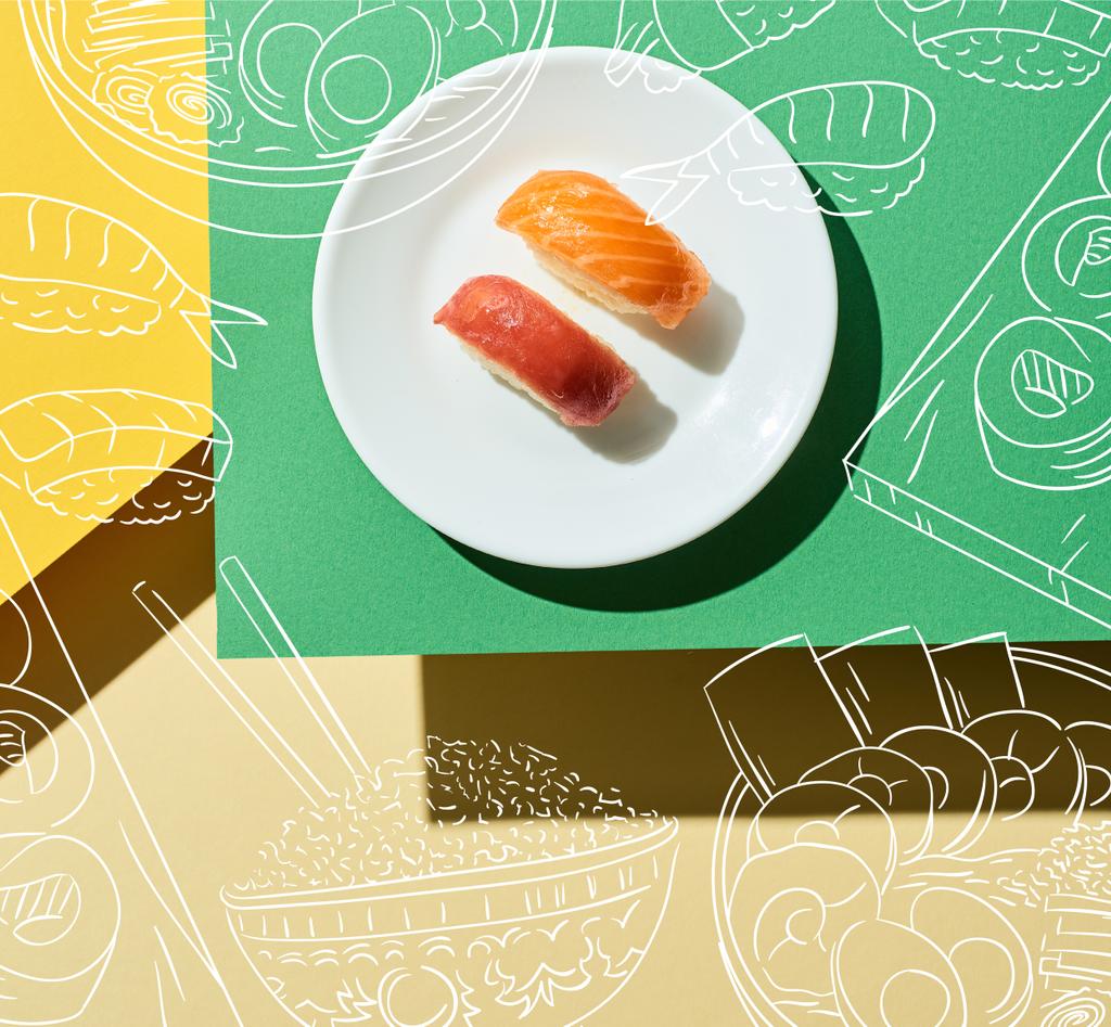 bovenaanzicht van verse nigiri met zalm en tonijn nabij japanse voedselillustratie op groen en geel oppervlak - Foto, afbeelding