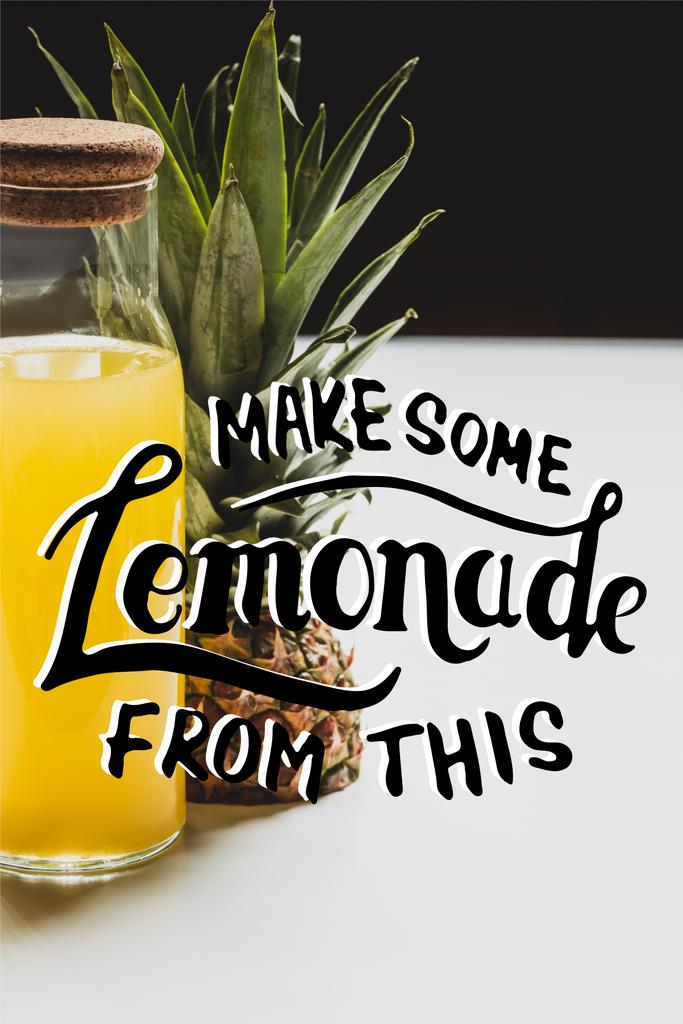 frischen Ananassaft in der Flasche in der Nähe von köstlichen Früchten und machen etwas Limonade aus diesem Schriftzug auf weiß und schwarz - Foto, Bild