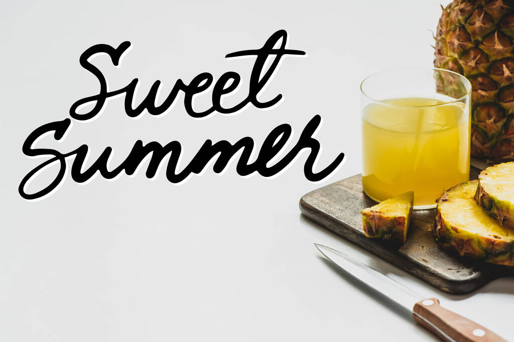 succo di ananas in vetro vicino a deliziosi frutti sul tagliere e scritte dolci estive sul bianco  - Foto, immagini