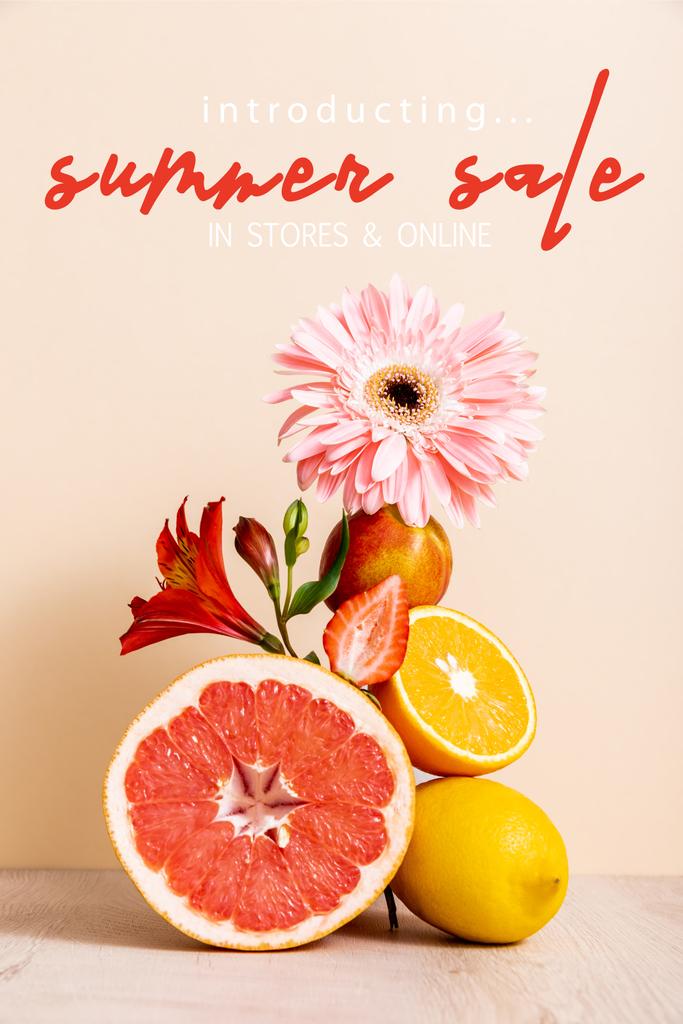 composição floral e fruta com citrinos, morango e pêssego perto de venda de verão lettering em fundo bege - Foto, Imagem