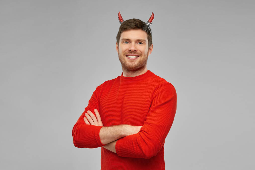 felice uomo in costume di Halloween del diavolo sopra grigio - Foto, immagini