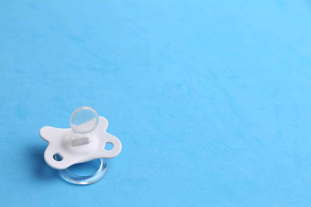 Lähikuva valkoisesta silikoninännistä nimeltä tutti, jota vauvat käyttävät imeäkseen - Valokuva, kuva