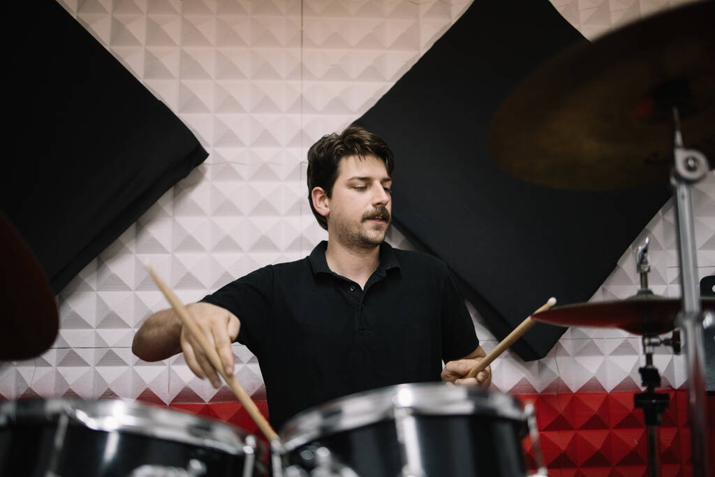 Muž interpret nahrávání hudby při přehrávání na bicí set - Fotografie, Obrázek