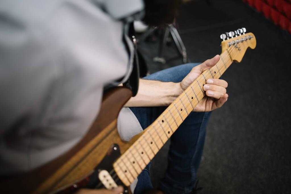 Nahaufnahme, wenn männliche Musiker E-Gitarre spielen - Foto, Bild