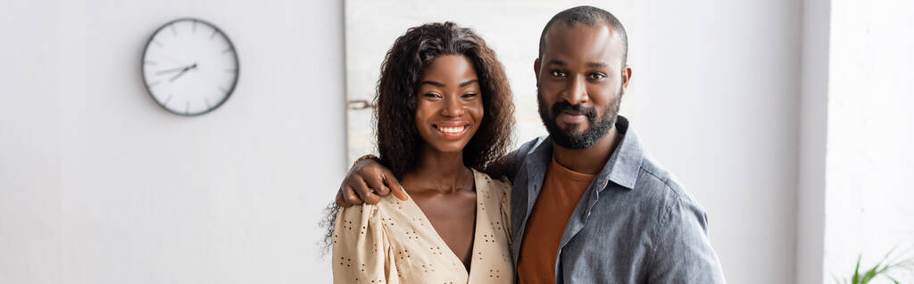 Портрет пари афроамериканців, що дивиться на камеру, стоячи вдома. - Фото, зображення