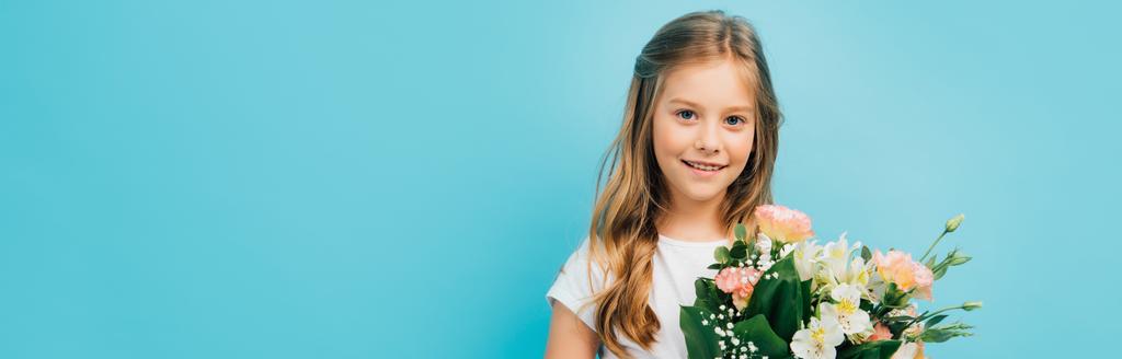заголовок сайту дівчини, дивлячись на камеру, тримає букет квітів ізольовано на синьому
 - Фото, зображення