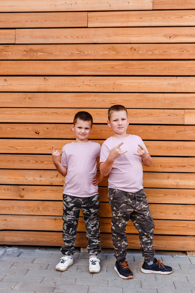 deux garçons dans les mêmes vêtements à l'extérieur - Photo, image