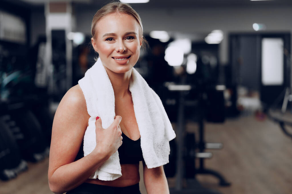 Portrait of a young sporty caucasian woman training in a fitness club - Photo, Image