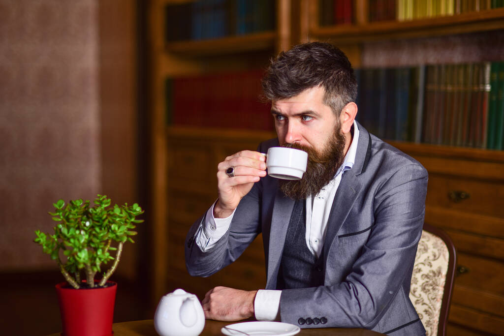 Anglický čaj. Vousatý muž pije anglický čaj - Fotografie, Obrázek