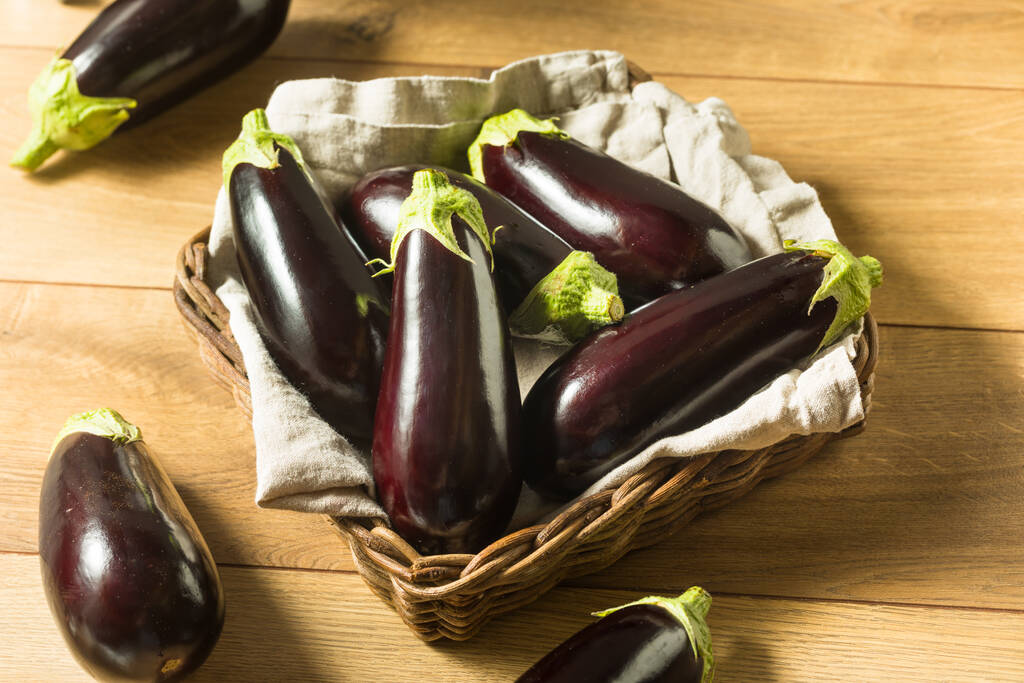 Raw Purple Organic Eggplants in a Bunch - Fotografie, Obrázek