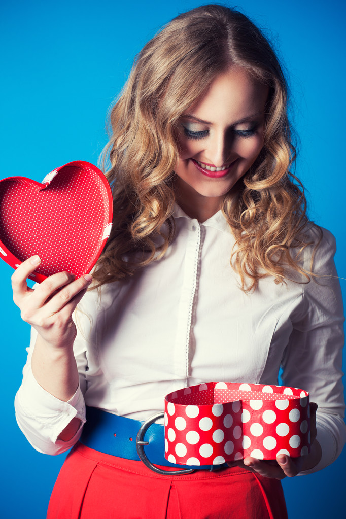 Vrouw met hartvormige doos - Foto, afbeelding