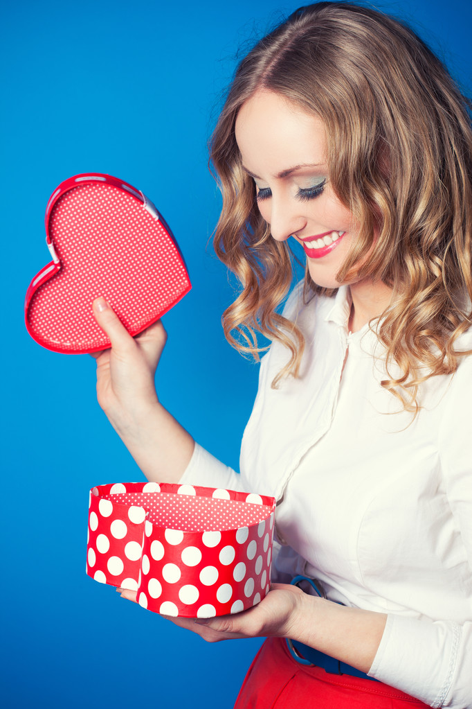 Γυναίκα που κρατάει το κουτί σε σχήμα καρδιάς - Φωτογραφία, εικόνα
