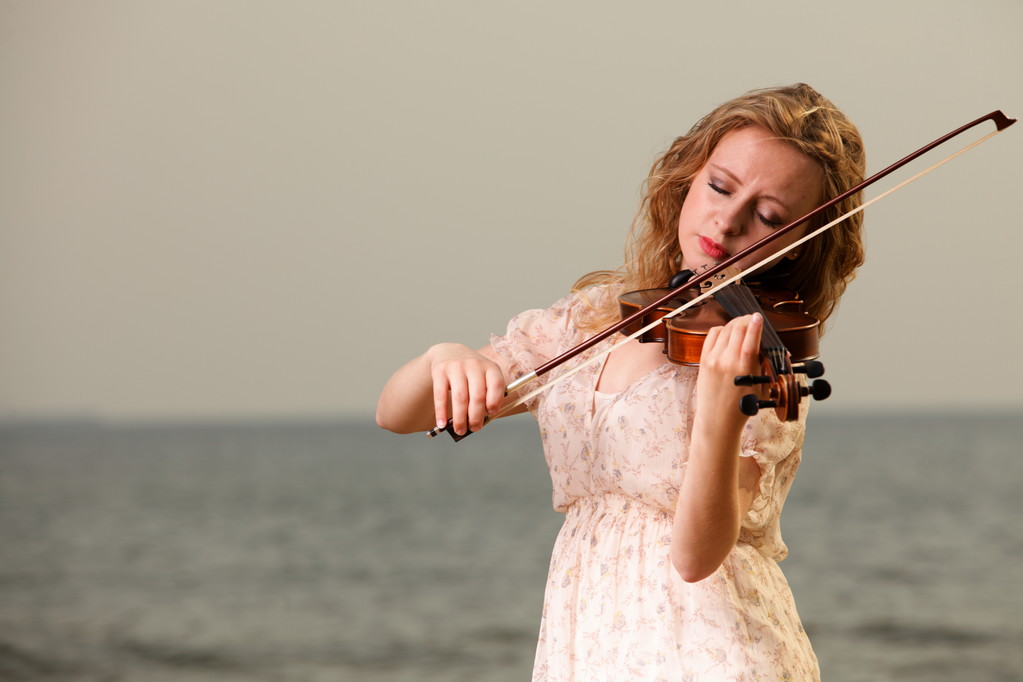 Blondýnka dívka s houslí venku - Fotografie, Obrázek