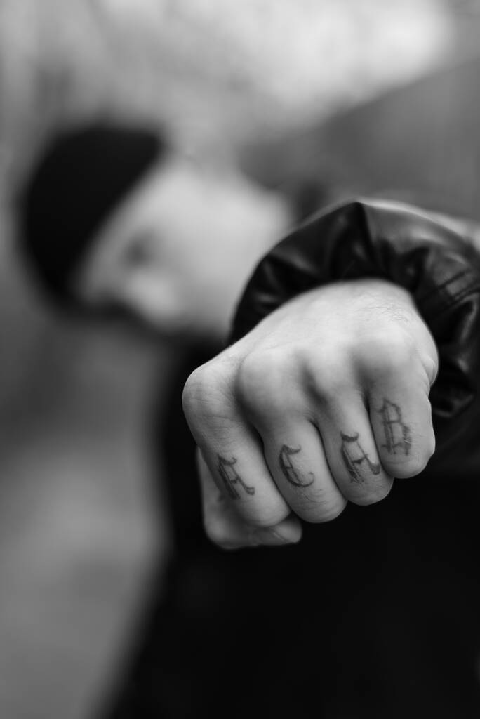 Tatuaje de ACAB en el brazo de un matón. Foto en blanco y negro - Foto, imagen