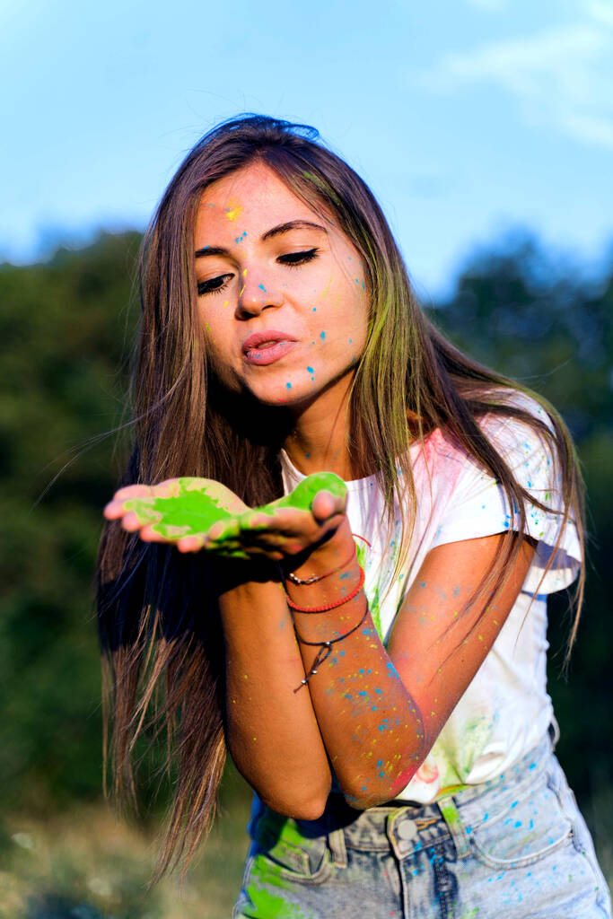junges lustiges Mädchen spielt mit Holi-Farben. - Foto, Bild