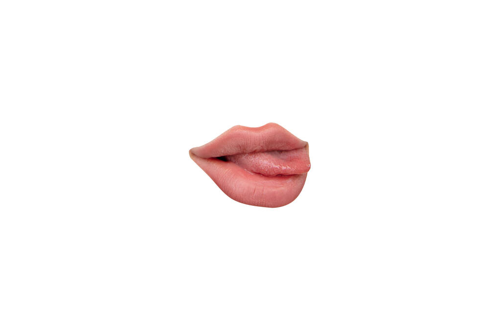 Vista de cerca de la boca femenina con lápiz labial desnudo aislado sobre fondo de estudio blanco - Foto, imagen