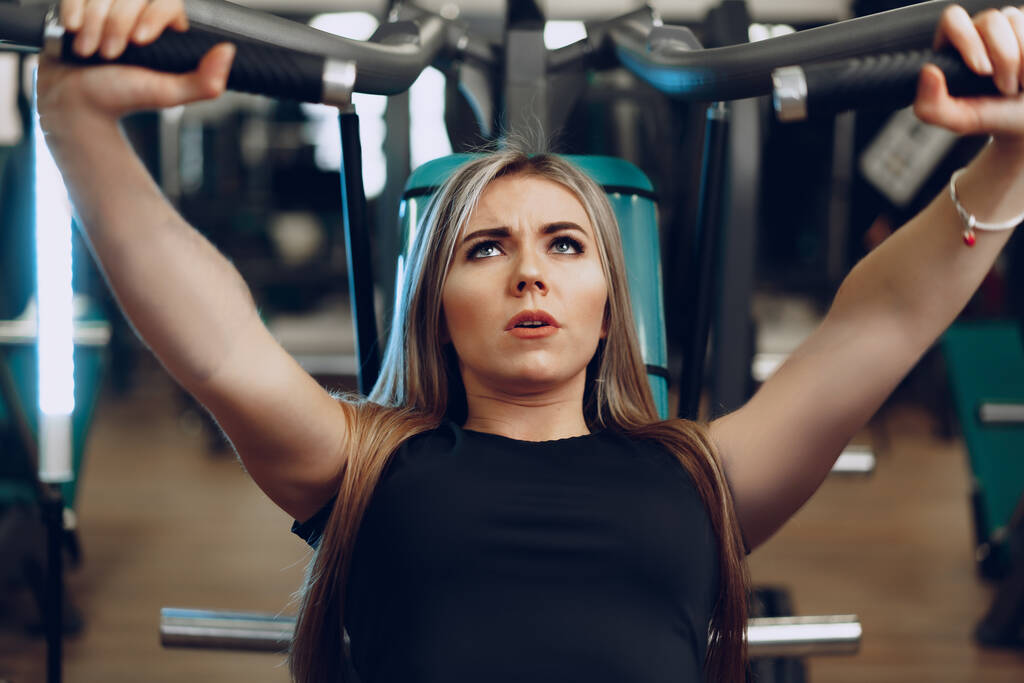 Junge blonde Frau Fitness-Trainerin beim Hände-Workout - Foto, Bild