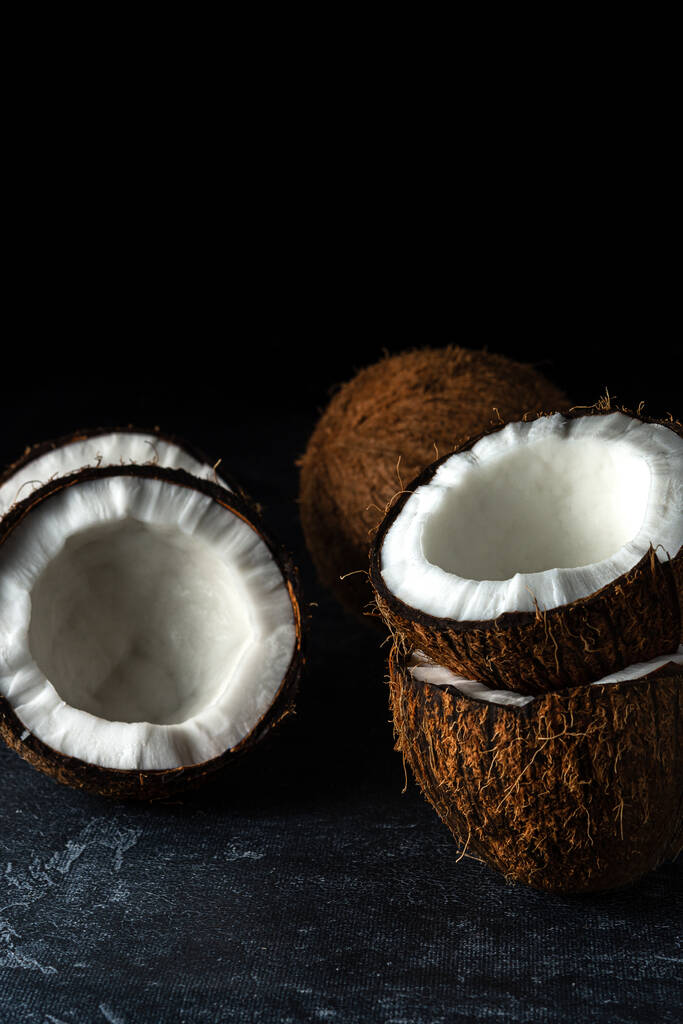 Kokosnuss auf schwarzem Hintergrund - Foto, Bild
