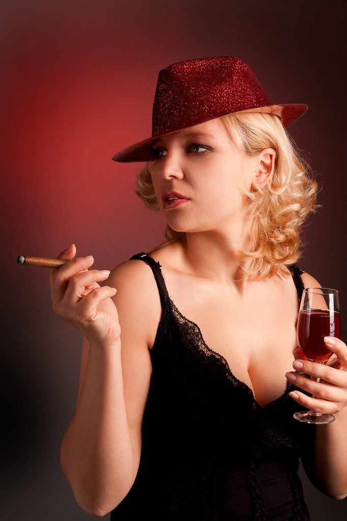 hölgy kalapban, sigar - Fotó, kép