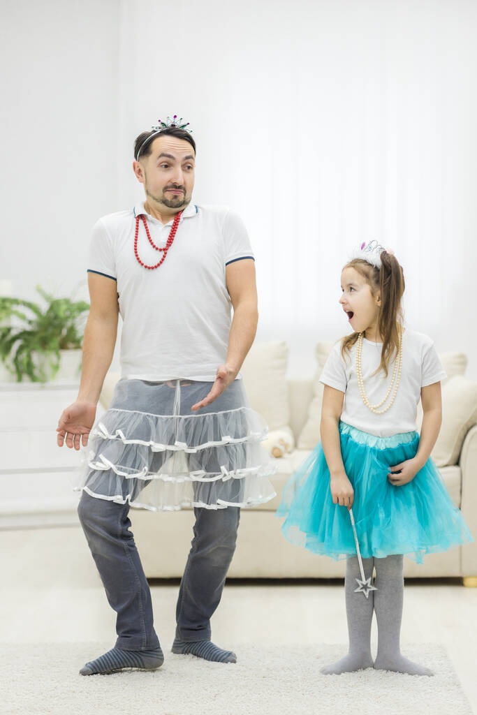 Padre y su hijita bailando sobre fondo blanco. - Foto, Imagen