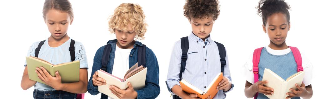 Panoramaaufnahme multikultureller Schulkinder, die Bücher isoliert auf Weiß lesen  - Foto, Bild