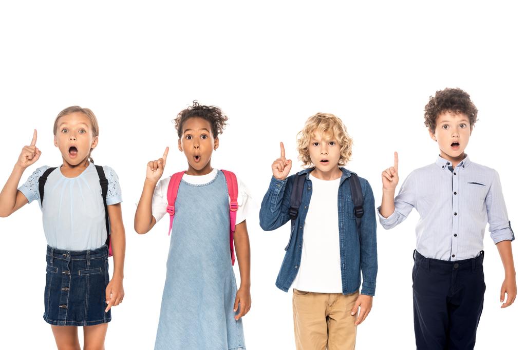 шоковані мультикультурні школярки та школярі демонструють знак ідеї ізольовано на білому
  - Фото, зображення