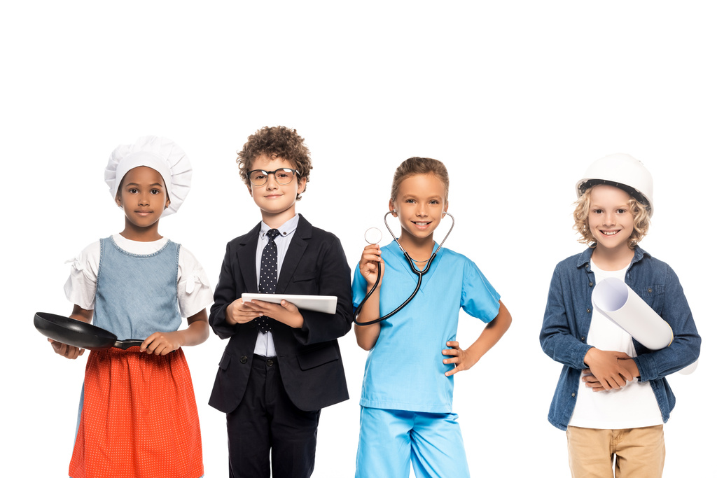 különböző szakmák jelmezébe öltözött multikulturális gyerekek, akik fehér alapon izolált tervrajzot, serpenyőt, sztetoszkópot és digitális tabletet viselnek  - Fotó, kép