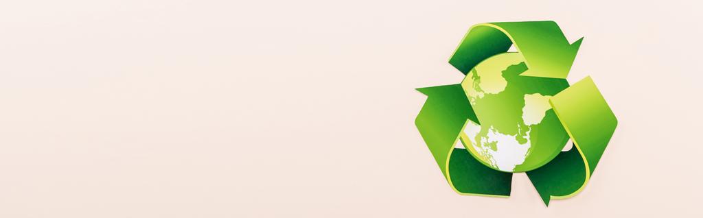 vista superior del símbolo de reciclaje verde con planeta aislado en beige, plano panorámico - Foto, imagen