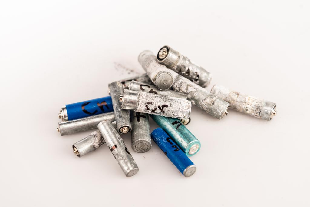 Куча используемых батарей на белом фоне - Фото, изображение