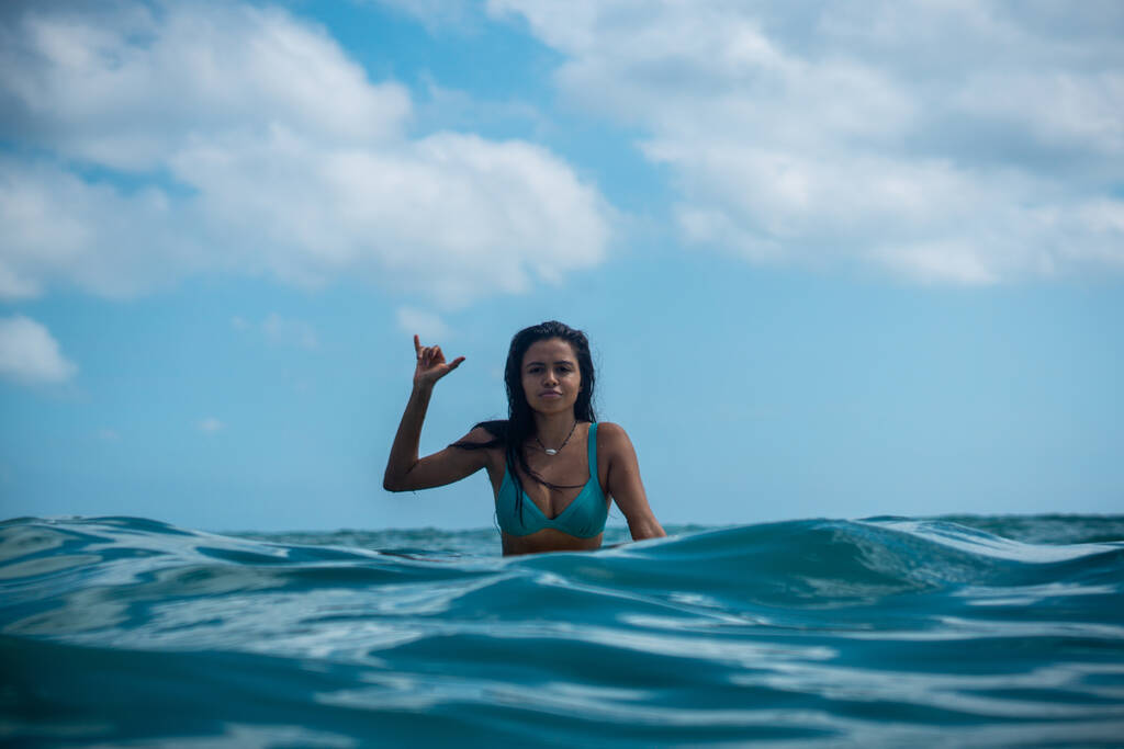 Muotokuva surffaaja tyttö valkoinen surffilauta sininen valtameri kuvassa vedestä Balilla - Valokuva, kuva