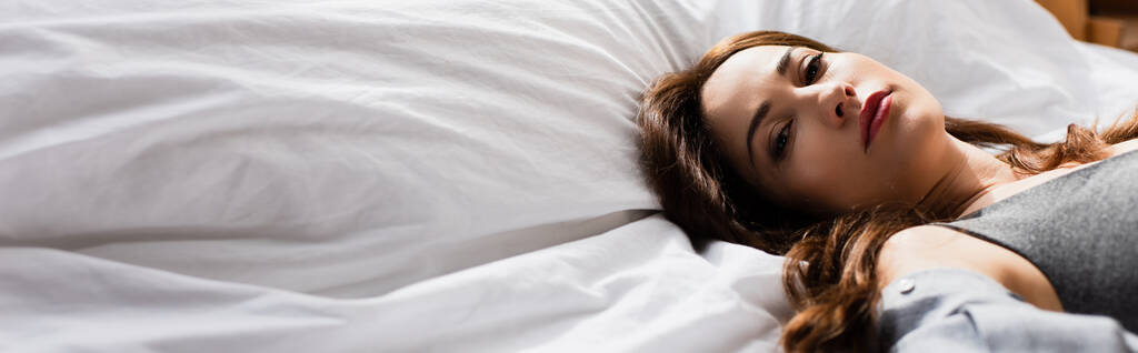 Panoramiczny plon kobiety w depresji leżącej na łóżku  - Zdjęcie, obraz